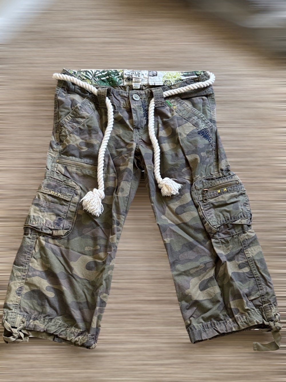 Old Navy Vintage Camo Ultra Low Waist Cropped Pants | Size 6